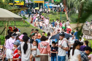 Vườn thú Hà Nội đón hàng vạn người dịp nghỉ lễ 30-4