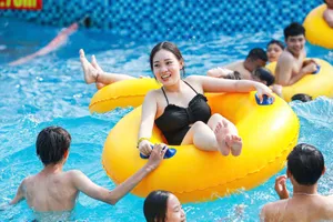 Người dân đổ về Công viên nước hồ Tây giải nhiệt