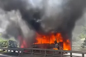 Xe tang bốc cháy dữ dội trên cao tốc Nội Bài – Lào Cai