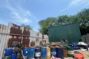 Hà Nội: 1 cơ sở tái chế dầu đổ chất thải nguy hại ra môi trường