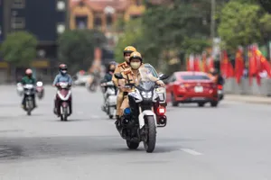 CSGT dùng mô tô chuyên dụng mở đường đưa người bị tai nạn đi cấp cứu kịp thời