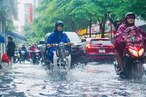 Cơn mưa rào gây ngập nhiều tuyến đường ở Hà Nội
