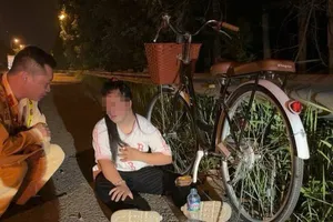 CSGT gặp thiếu nữ đang đạp xe trên làn đường 100 km/h của cao tốc 