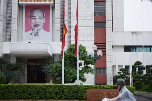 Hình ảnh các trụ sở cơ quan, công sở Hà Nội treo cờ rủ trong ngày Quốc tang nguyên Chủ tịch nước Trần Đức Lương