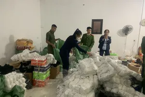 Khởi tố chủ xưởng sản xuất bít tất nhái thương hiệu 