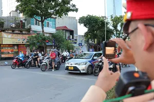 CSGT Hà Nội ghi hình, xử phạt người điều khiển xe máy đi ngược chiều