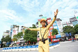 CSGT Hà Nội điều tiết giao thông dưới nắng nóng đỉnh điểm 