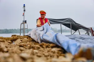 Cảnh sát đường thủy tổng kiểm tra phương tiện hút, vận chuyển cát ở Hà Nội