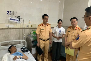 Lãnh đạo Cục CSGT thăm cán bộ Cảnh sát cơ động bị thương khi làm nhiệm vụ