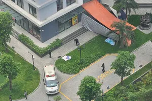 Hà Nội: Một nam thanh niên la hét rồi lao mình từ tầng 39 xuống đất 