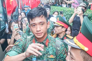 Ga Hà Nội đông nghịt người, rực cờ hoa chào đón chiến sĩ làm nhiệm vụ A80 
