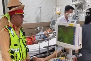 CSGT hỗ trợ đưa người bị đột quỵ đến bệnh viện cấp cứu kịp thời 