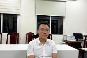 Một phó chủ tịch thị trấn ở Hà Nội bị bắt vì sản xuất cồn y tế giả