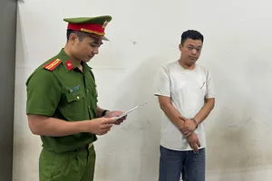 Công an Hà Nội tạm giữ hình sự tài xế taxi cưỡng đoạt tiền của khách