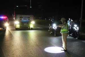 CSGT Hà Nội xử phạt nhiều xe quá tải hoạt động về đêm