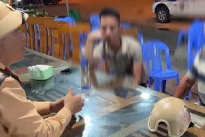 CSGT kịp thời giúp đỡ nam thanh niên đi lạc trên cao tốc về với gia đình