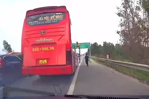 Bị phạt vì dừng xe trên cao tốc Nội Bài – Lào Cai đón khách 