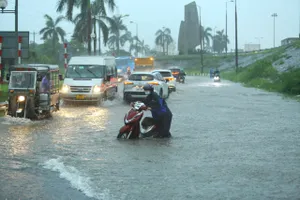 Cơn mưa lớn cuối chiều khiến nhiều tuyến phố ở Hà Nội ngập sâu