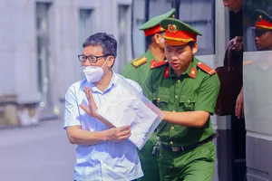 Hình ảnh các bị cáo được dẫn giải đến phiên tòa vụ Tập đoàn Phúc Sơn