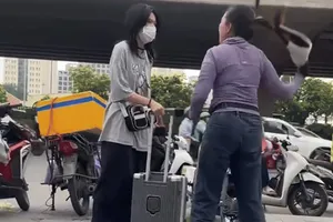 Đuổi cô gái đứng chờ xe, chủ hàng nước bị phạt về hành vi lấn chiếm vỉa hè