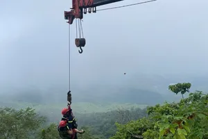 Hà Nội: Cảnh sát cứu 2 người rơi xuống vực tại Vườn quốc gia Ba Vì