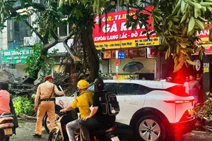 Công an Hà Nội kịp thời hỗ trợ người dân trong mưa giông