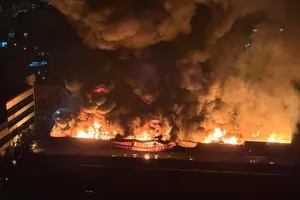 Hà Nội: Sau tiếng nổ lớn, lửa bốc ngùn ngụt tại khu nhà xưởng trong đêm