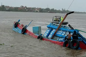 Quảng Ninh: CSGT cứu 9 người trên chiếc thuyền bị lật do bão số 3