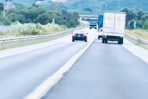 Xử lý tài xế xe biển xanh vượt ẩu trên cao tốc Cam Lộ - La Sơn