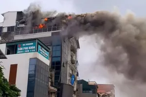 Cháy lớn tại tầng tum của ngôi nhà 5 tầng ở Hà Nội