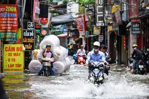 Nhiều tuyến phố ở Hà Nội ‘hóa sông’ sau trận mưa lớn kéo dài