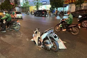 Hà Nội: Xe máy sụt xuống hố sâu khi đang chạy trên đường 