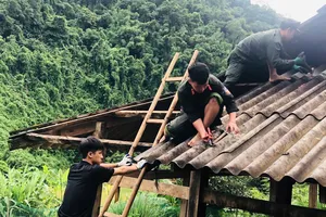 Trung đoàn CSCĐ Đông Bắc băng rừng, vượt suối giúp người dân xóa nhà tạm