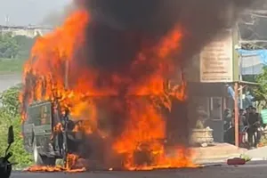 Ô tô khách bốc cháy dữ dội trên phố Chương Dương Độ ở Hà Nội