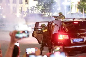 Mãn nhãn xem lực lượng đặc nhiệm diễn tập chống khủng bố trên phố đi bộ hồ Gươm