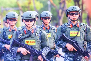 Lực lượng đặc nhiệm biểu diễn mô tô, trình diễn đấu súng trên phố đi bộ hồ Gươm