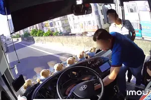 Tạm giữ hình sự tài xế ô tô con lao lên rút chìa khóa xe khách