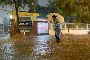 Trận mưa lớn kéo dài khiến nhiều tuyến phố ở Hà Nội 'hóa sông'