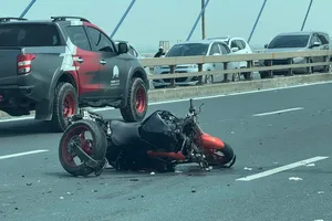 Tai nạn trên cầu Nhật Tân, 1 người nước ngoài tử vong bên cạnh mô tô phân khối lớn