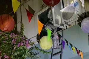 Cảnh sát cứu 3 người mắc kẹt trong vụ cháy nhà ở Hà Nội