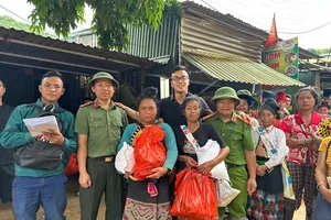 Cảnh sát cơ động Hà Nội chuyển các phần quà đến đồng bào Điện Biên