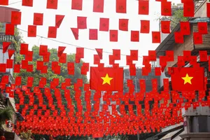 Cờ đỏ sao vàng tung bay khắp phố phường Hà Nội chào mừng 80 năm Quốc khánh