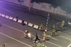 Tạm giữ hình sự để điều tra hành vi giết người với 2 thanh niên lao xe vào cảnh sát cơ động