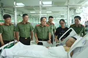 Giám đốc Công an Hà Nội thăm hỏi cán bộ Cảnh sát cơ động bị thương khi làm nhiệm vụ A80