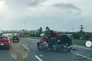 Ô tô con bẹp dúm sau tai nạn trên cao tốc Hà Nội – Hải Phòng