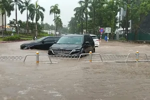 Ảnh hưởng của bão số 5, Hà Nội mưa suốt đêm, nhiều tuyến đường ngập nặng