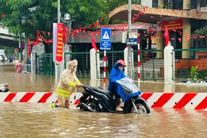 CSGT Hà Nội căng mình bảo đảm giao thông trong mưa ngập