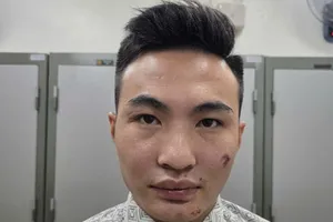 Nam thanh niên lao xe máy vào công an làm nhiệm vụ bảo vệ A80