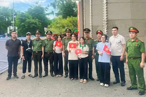 Niềm vui bất ngờ của nhóm học sinh sinh viên đi xem Tổng duyệt A80