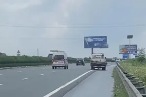 Tài xế xe tải lùi ô tô trên cao tốc Pháp Vân – Cầu Giẽ